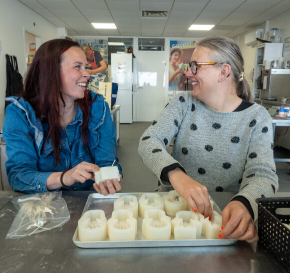 Teamleider Milou met deelnemer dagbesteding Wendy Kaarsentalier Wageningen, lontjes in de kaars doen [10]